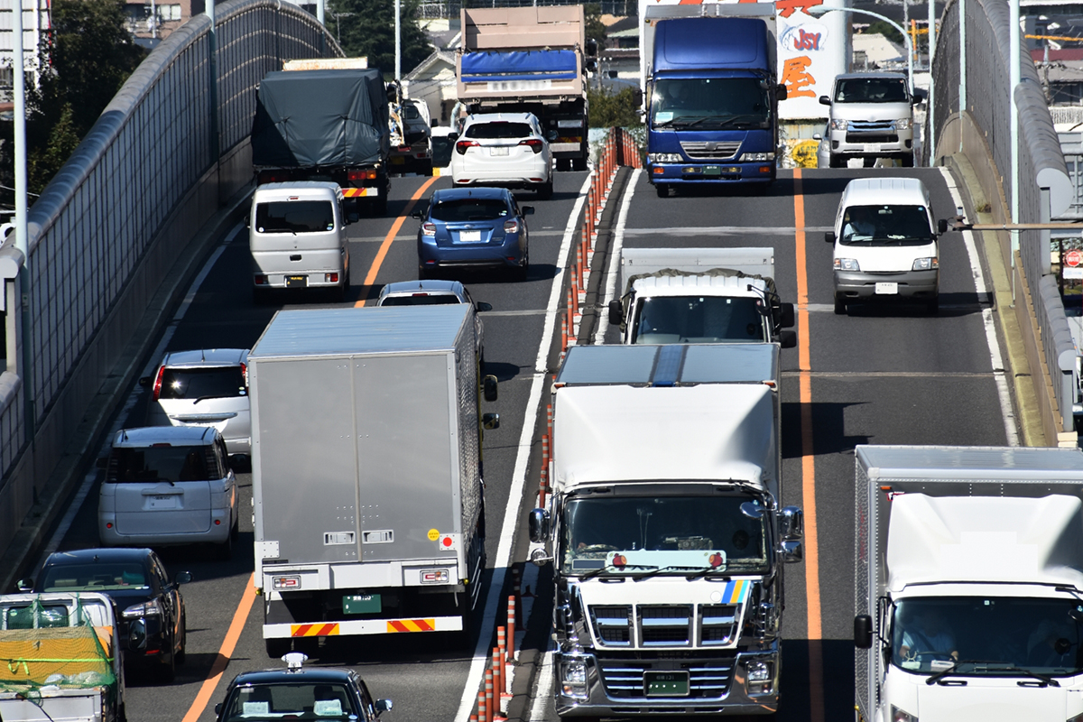 トラックの走行による微振動と急ブレーキ
